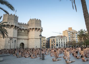 Tunick retrata a 1.300 personas desnudas en Valencia en clave feminista