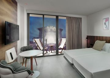 Dormir en una habitación de hotel dentro de un festival