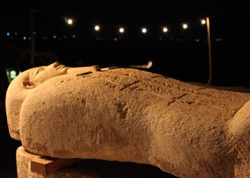 Zahi Hawass descubre una momia en directo para Discovery