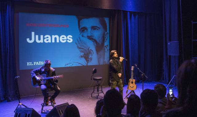 Juanes canta durante un Encuentro de El País.