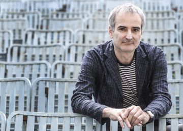 Olivier Assayas se ríe de la vanidad de las redes sociales