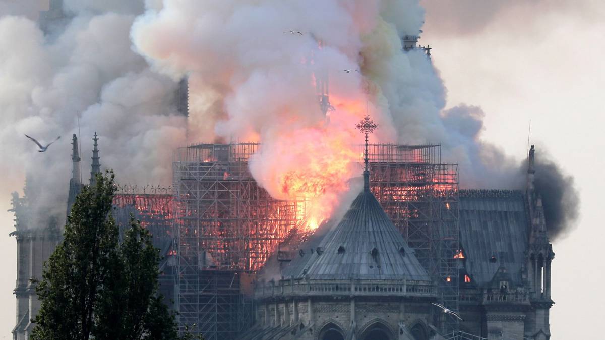 Vista del incendio en la catedral de Notre Dame de París, este lunes.