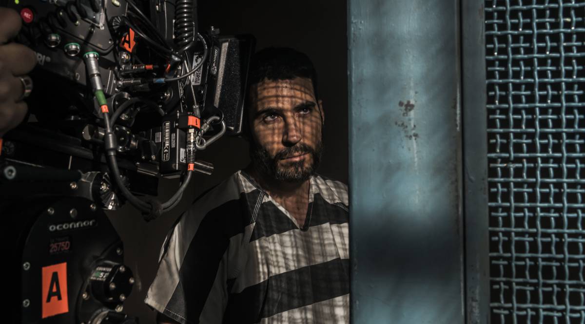 El actor Miguel Ángel Silvestre, durante el rodaje de la serie 'En el corredor de la muerte'.