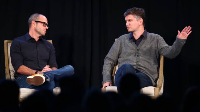 Los guionistas y productores Damon Lindelof (izquierda) y Michael Schur.