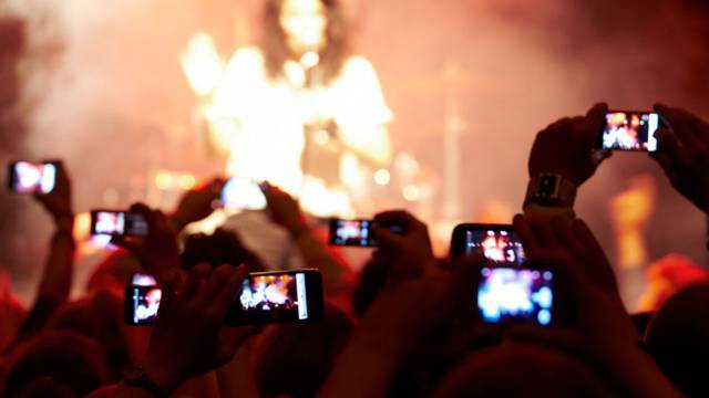El incordio de los vídeos y las fotos de los móviles en los conciertos