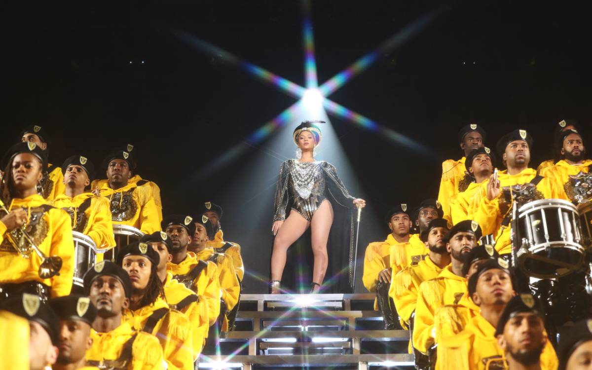 Un momento de la actuación de Beyoncé en Coachella reflejada en 'Homecoming'.