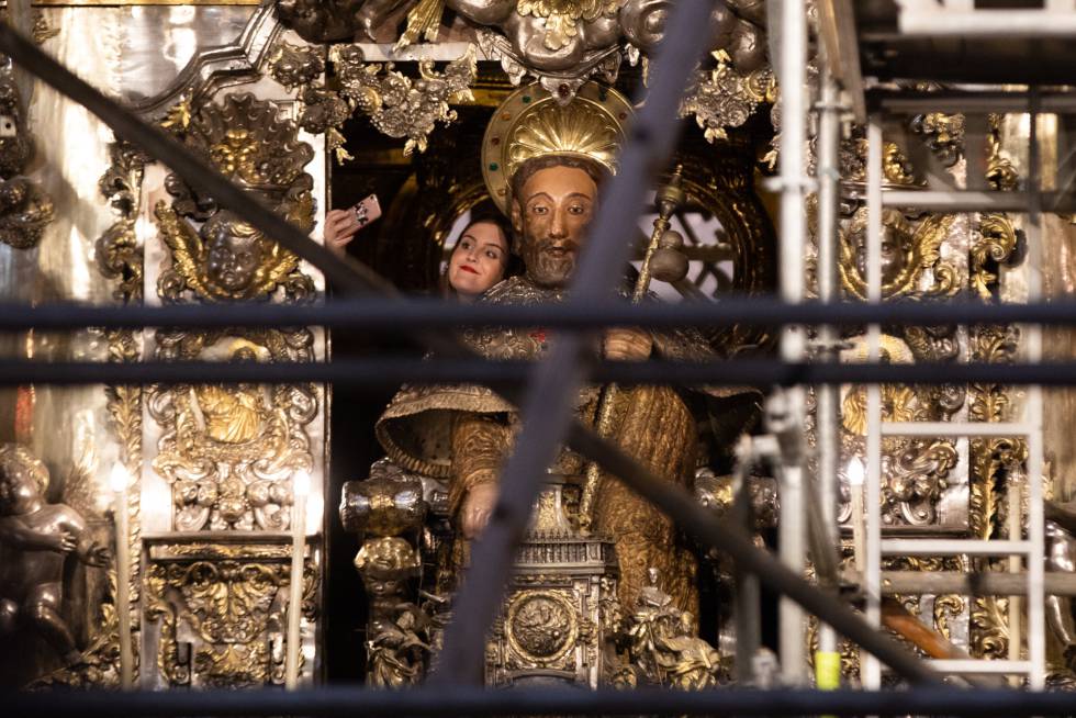 Andamios en el altar mayor de la catedral de Santiago.