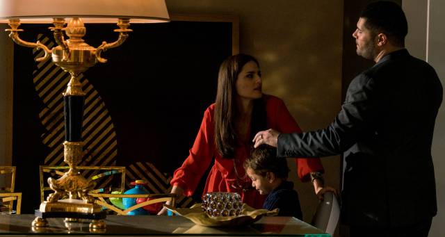 El protagonista de Gomorra, Genny Savastano (Salvatore Esposito), en una escena con su esposa Azzurra (Ivana Lotito).
