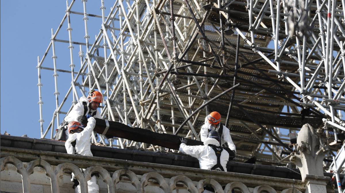 Obreros en la catedral de Notre Dame, París.