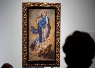 Un joven a cara descubierta atacó el cuadro de una Virgen semidesnuda