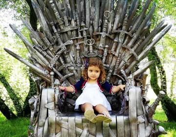 Daenerys Fernández de Vega Sánchez, en una réplica del trono de hierro de la serie.