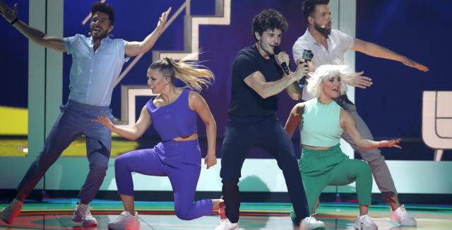 Miki, representante de España en Eurovisión, canta La Venda en Tel Aviv el pasado sábado.