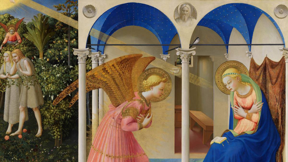 Una visitante observa 'Virgen de la granada', de Fra Angelico, en la exposición en el Prado.