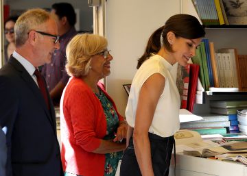 Escritoras y literatura política, entre los libros que la Reina ha elegido en la Feria del Libro