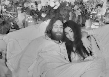 Medio siglo en la cama por la paz