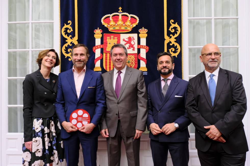 James Costos, con el nombramiento en la mano el pasado 4 de abril.