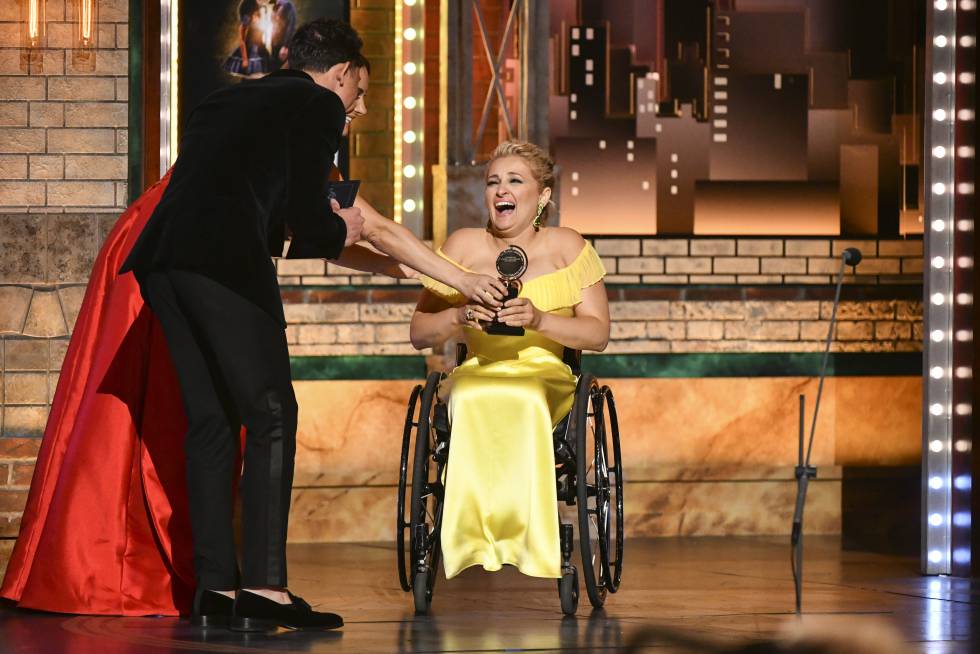 La intérprete Ali Stroker gana en la categoría a mejor actriz de reparto por 'Oklahoma!', en la 73 edición de los Premios Tony, este domingo