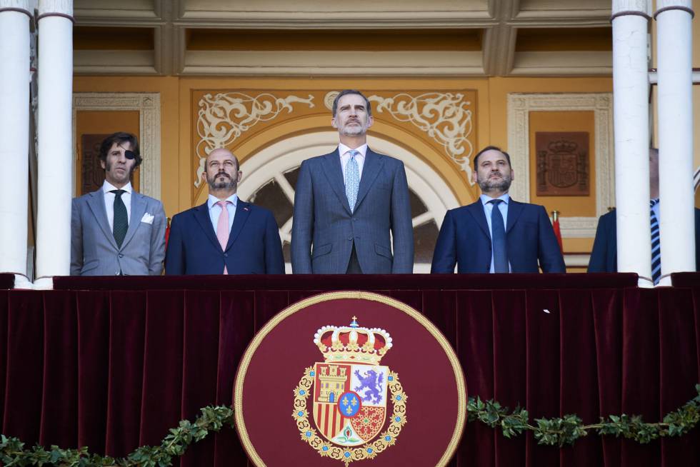Desde la izquierda, el torero Juan José Padilla, el presidente en funciones de la Comunidad de Madrid, Pedro Rollán; el rey Felipe VI y el ministro en funciones de Fomento, José Luis Ábalos, esta tarde en Las Ventas.