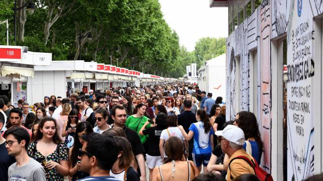 Miles de visitantes recorren las casetas de la Feria del Libro de Madrid.