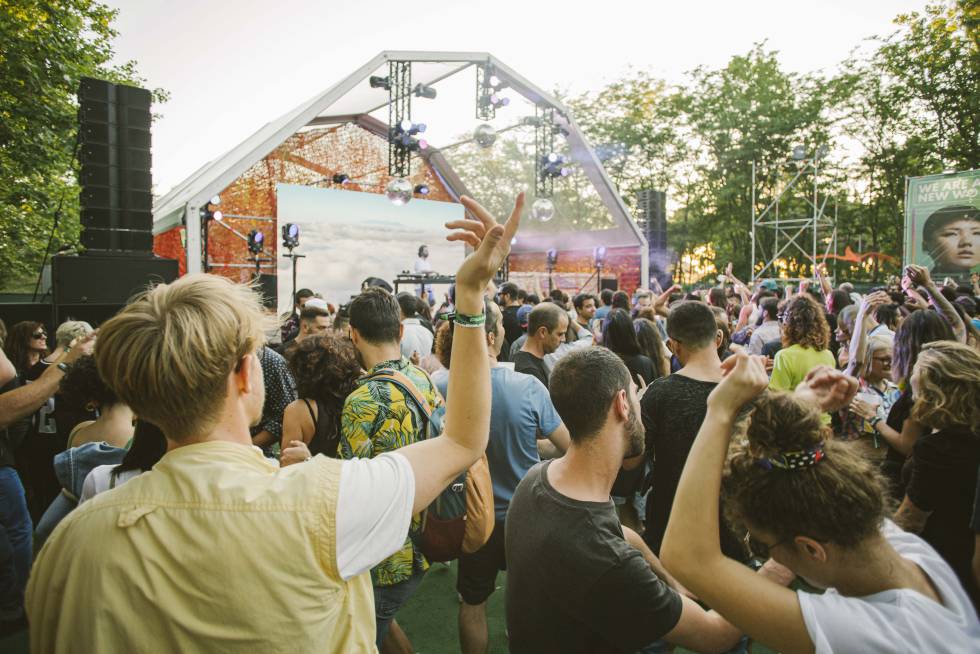 Asistentes al festival bailando en el Escenario Manifesto By Absolut.