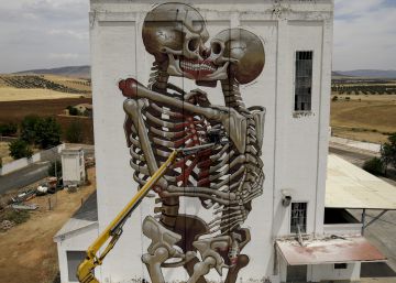 Los silos manchegos reviven como lienzos de arte urbano