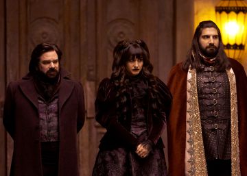Matt Berry, Natasia Demetriou y Kayvan Novak en la serie 'Lo que hacemos en las sombras'.