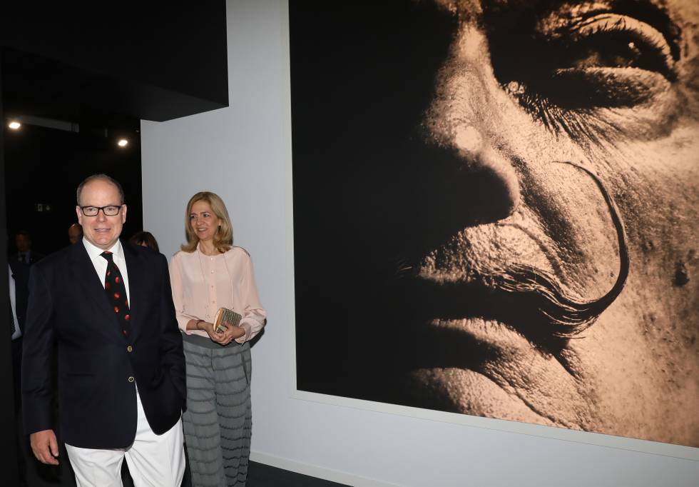 El príncep Albert II i la infanta Cristina, en el recorregut per l'exposició, durant la inauguració.