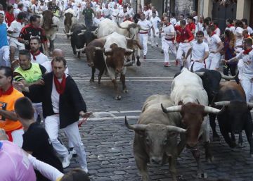 Un herido por asta en una emocionante carrera de los Núñez del Cuvillo en el sexto encierro de San Fermín 2019