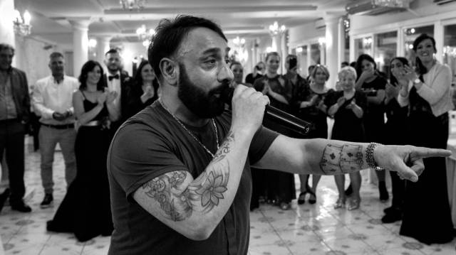 El cantante neomelódico Gino Esposito canta en la celebración de una boda.