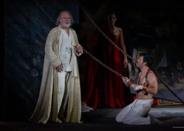 Prometeo pone en pie al teatro romano de Mérida