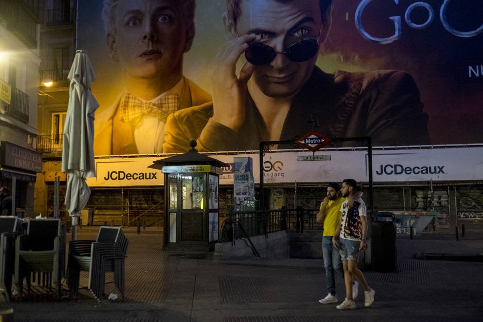 La boca del Metro de La Latina, en el centro de Madrid, a las seis y media de la mañana.