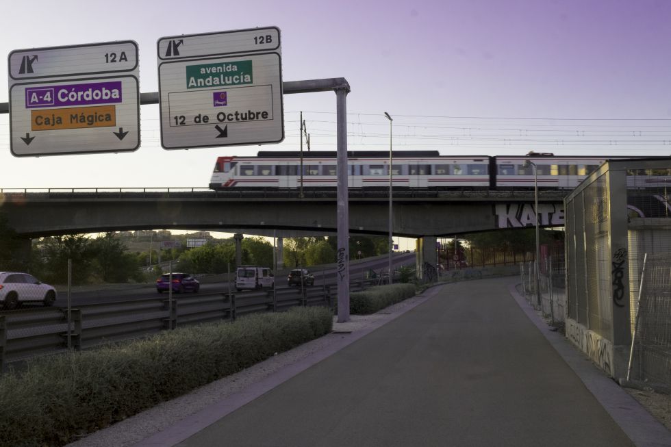 Pasarela bajo el tren de cercanías y junto a la autovía de Andalucía a las afueras de Madrid.