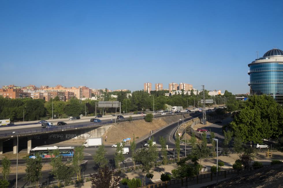 Vista de la M-40 desde el tanatorio. Los nudos de las autopistas son las fronteras que hay que superar para salir de la ciudad.