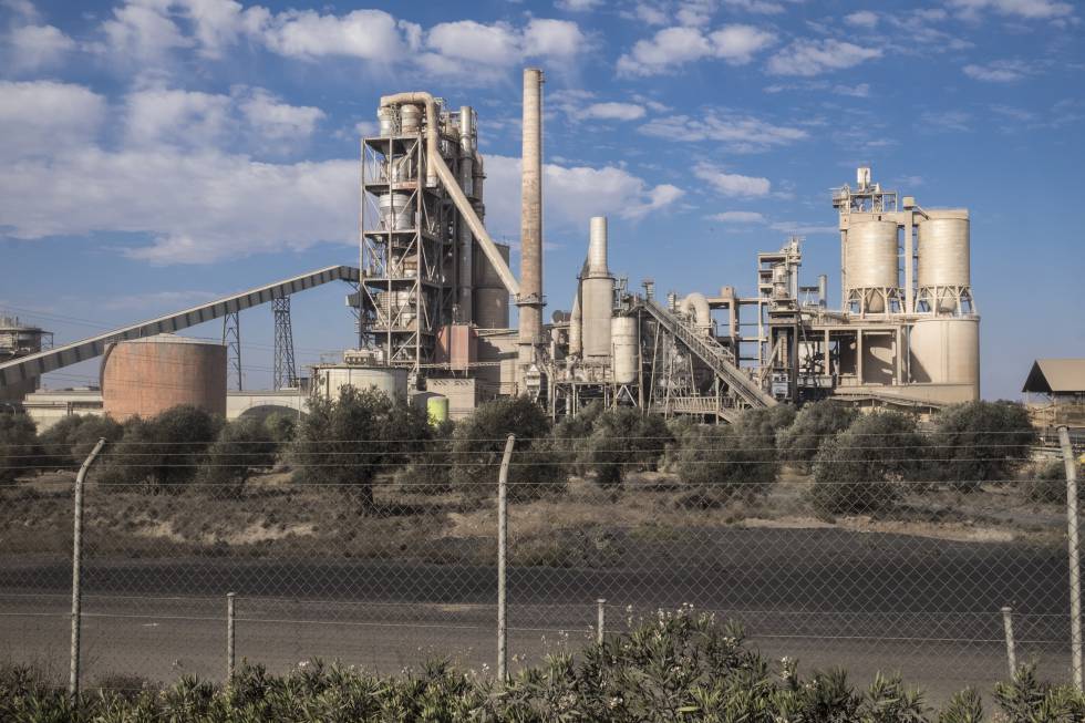 Las instalaciones de Cementos Portland, al paso de la Vía Verde del Tajuña.