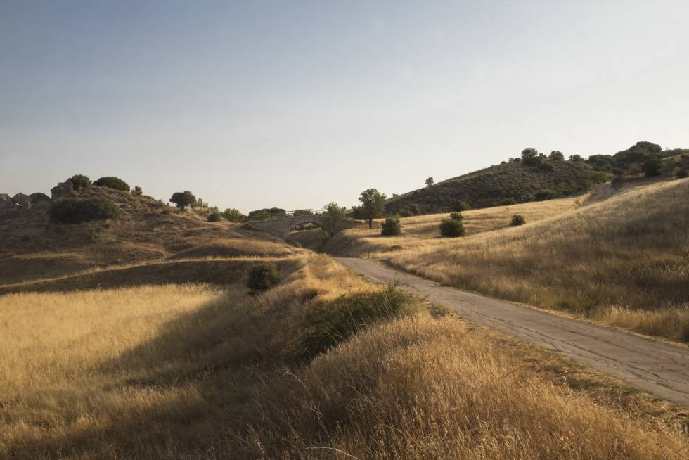 Amanece en el camino entre Orusco y Ambite, el último pueblo de la Comunidad de Madrid.