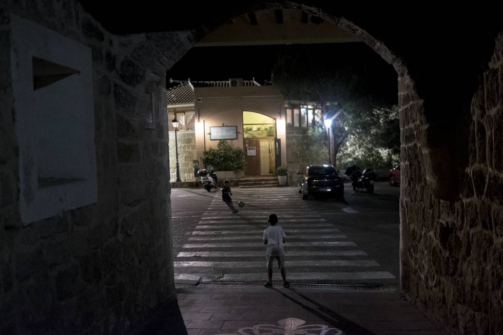 En Zorita de los Canes los niños usan de portería la entrada de la muralla.