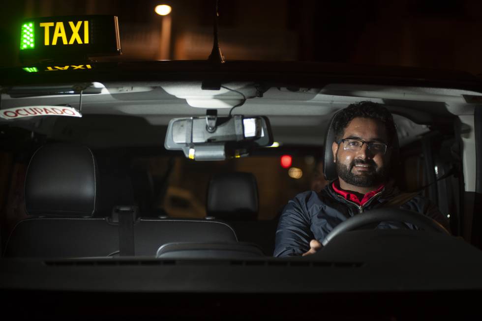 Awais Ahmed, trabajando con su taxi.