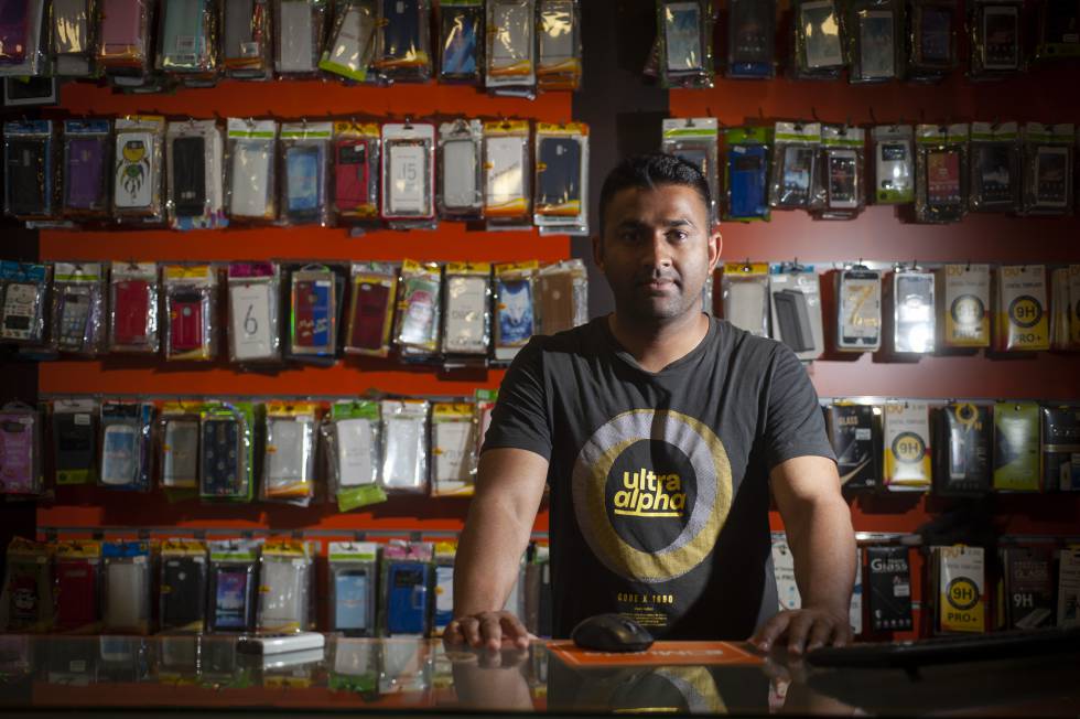 Yasser Ali, en una tienda de teléfonos móviles en Barcelona.