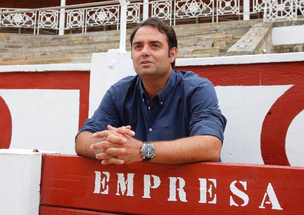 Carlos Zúñiga, en un burladero de la plaza de Gijón.