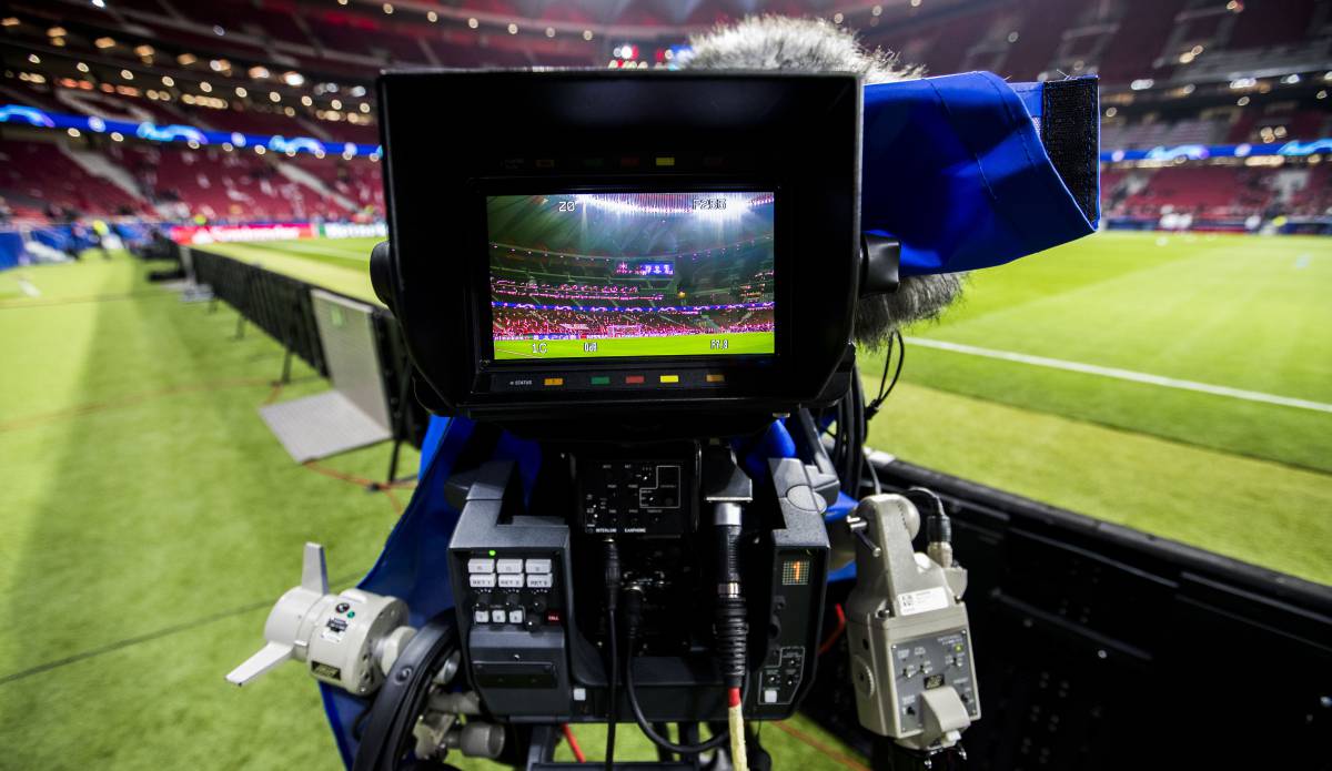 Una cámara de televisión en el Estadio Wanda Metropolitano en un partido de la Liga de Campeones.
