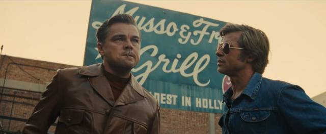 Fotograma de la película en el que aparecen los personajes de Leonardo DiCaprio y Brad Pitt.
