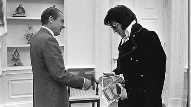 Nixon saluda a Elvis en una imagen que se ve en el documental 'El Rey'.