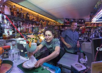 “¡Dos daiquiris para la mesa 24!”