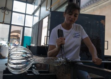 Las mujeres que insuflan vida al vidrio
