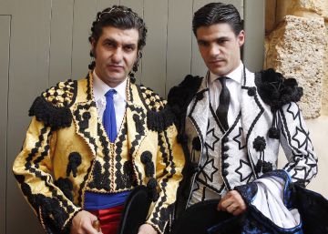 El toro ha muerto en la Goyesca de Ronda: ¡Viva la fiesta de los toreros!