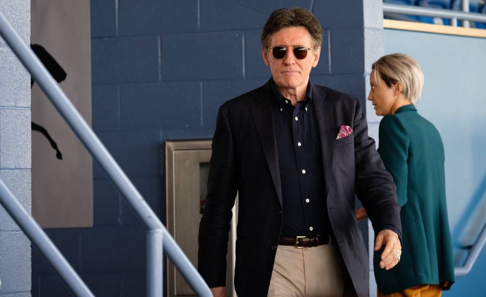 Gabriel Byrne y Andrea Riseborough, en la serie.