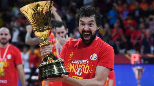 Sergio Llull celebra la victoria en el Mundial de baloncesto 2019.