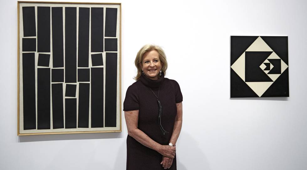Patricia Phelps de Cisneros, junto a dos de las obras donadas al Reina Sofía.