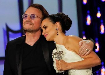 Penélope Cruz recibe emocionada el Premio Donostia de manos de Bono