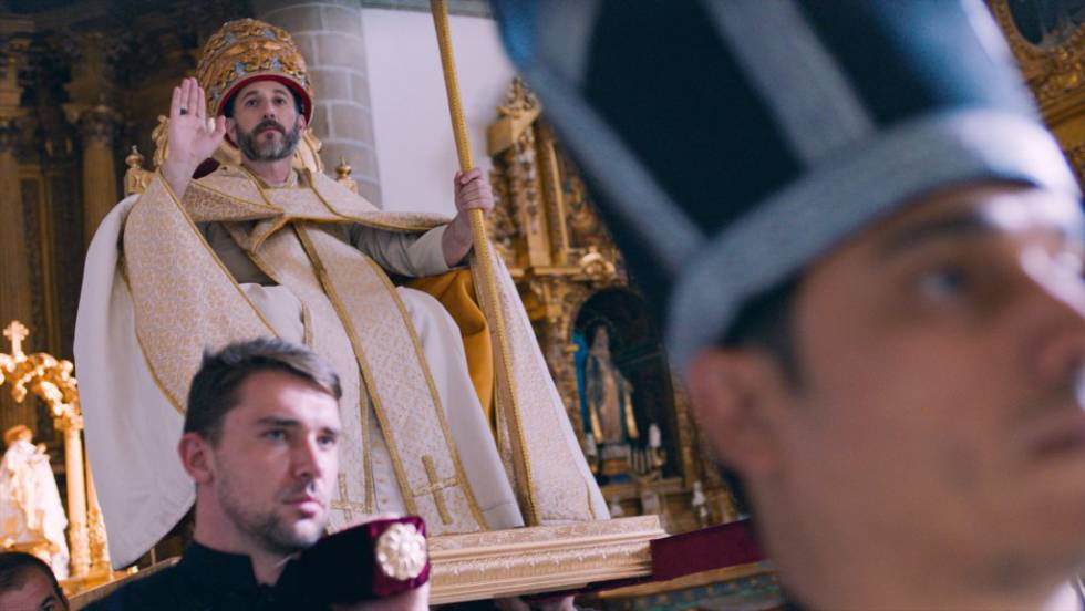 Ginés Hernández, expapa de El Palmar de Troya, en una imagen de la serie documental.